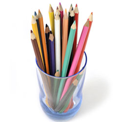 Stifte sammeln für Kinder in Afrika. Farbstifte, Buntstifte, rot, grün, gelb, blau, rosa, orange, lila.