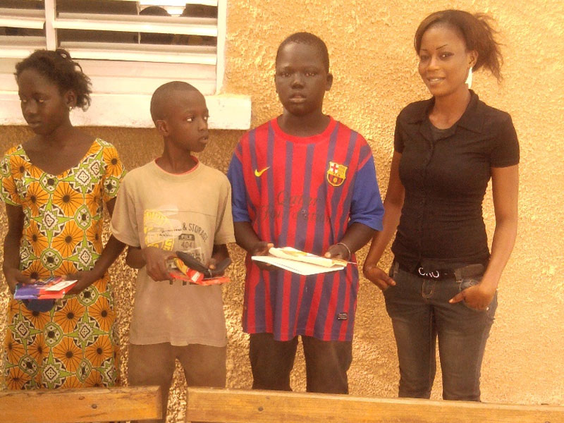 Stifte stiften für Kinder im Senegal Mpal
