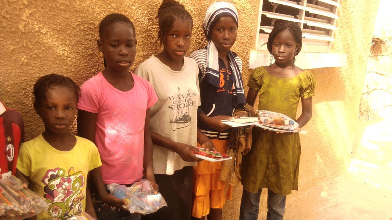 Schüler im Senegal erhalten Stifte