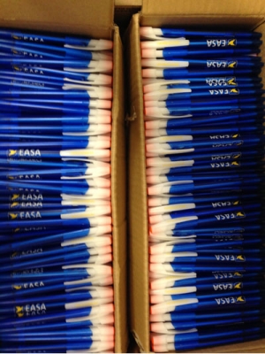Stifte-Kinder erhalten Kugelschreiber der EASA