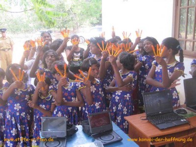 Mädchen in Sri Lanka erhalten Kugelschreiber