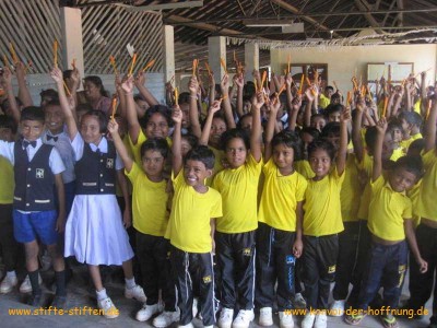Kinder in Sri Lanka erhalten Kugelschreiber