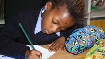 Kinder in Kapstadt bekommen Stifte von Stifte stiften