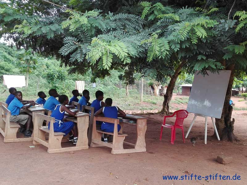 Schule in Ghana erhält Stifte von Stifte stifen