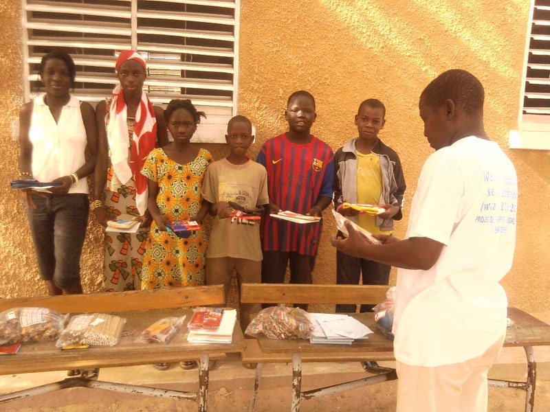 Stifte stiften für Kinder im Senegal Mpal