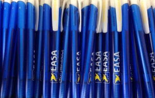 EASA (Europäische Agentur für Flugsicherheit) spendet 8.000 Kugelschreiber