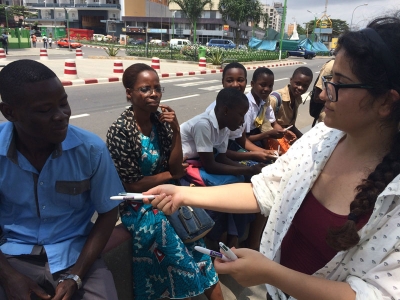 Frau Othman verteilt Stifte an Kinder der Elfenbeinküste
