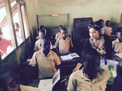 Kinder der Elfenbeinküste erhalten Stifte aus Deutschland