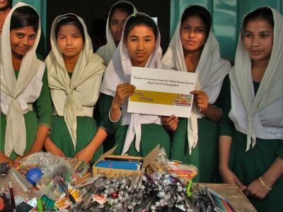 Kinder in Bangladesch freuen sich über Stifte aus der Atkion 