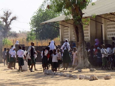 Schüler vor dem Schulgebäude in Gambia