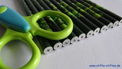 Grüne Bleistifte mit grüner Schere