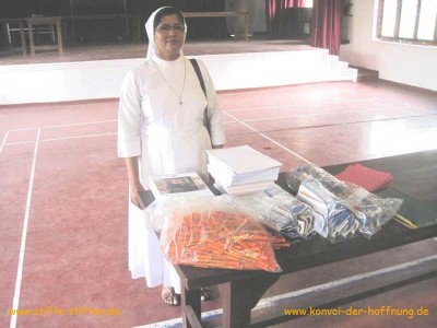 Stifte für eine Schule mit 350 Kindern auf Sri Lanka
