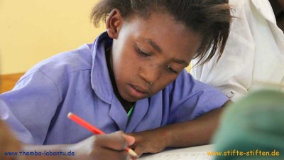 Kinder im Township erhalten Stifte
