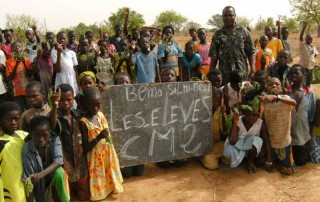 Schüler in Bema Burkina Faso im Schulgarten