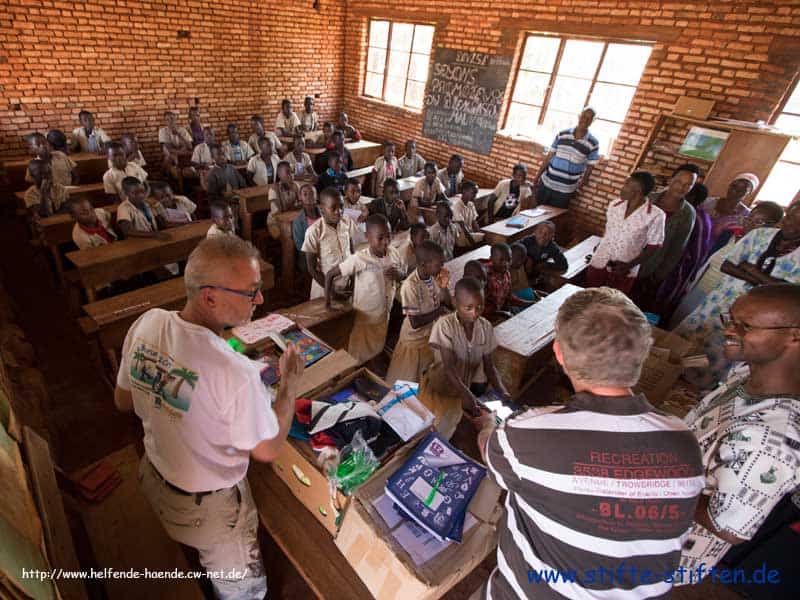 Gespendete Stifte werden in Afrika verteilt