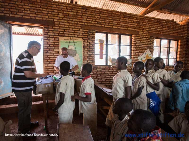 Stifte in Afrika Burundi an Kinder verteilen