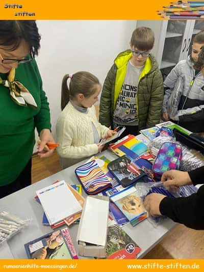 Verteilung von Schulmaterial in der Ukraine